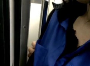 電車で可愛いJDのパンチラ盗撮中にハプニング発生！自らスカートの裾をめくり上げてしまうｗｗｗ