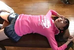 《JSくすぐり》手足を拘束された幼女がくすぐり拷問を受け微乳と綿のお●様パンツがあらわになってしまう