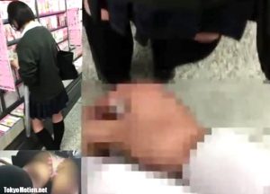 《JK痴漢個人撮影》某大型書店で立ち読みするJKのスカートをめくり精液をぶっかける変態男のプライベート映像