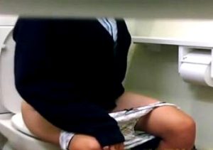 《JC,トイレ盗撮》削除注意お早めに･･･重ね履きがリアルすぎる中●生の汚れたロリパンツと放尿シーンが見れるヤバいやつ