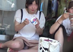 《個人撮影,JC,高画質,ヤバいやつ》削除注意お早めにどうぞ･･･某サイトで有名な撮り師の中●生ぽいパンチラ盗撮映像が流出！なんかハミ出てしまってるけど