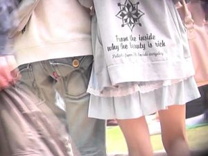 《個人撮影,JCパンチラ》これはヤバいやつ･･･デート中の中●生みたいな膨らみかけ少女が座った瞬間にパンチラ盗撮してる映像