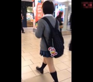 《個人撮影,JK,パンチラ》ミニスカ制服女子高生の見えそうで見えないパンチラを逆さ撮りした危険な盗撮映像！どこにでもいそうな感じがリアルすぎる