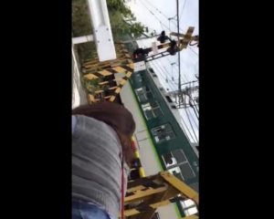 《個人撮影,野外調教》これヤベェ･･･リードでつながれて完全ペット化したドM人妻が野外露出でアヘっている危険な映像