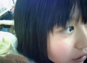 《JC,神ロリ,個人撮影,ヤバいやつ》最近の中●生はこんな事してんのか！？ライブチャットでリスナーにオナニー配信するも案の定保存されネット流出