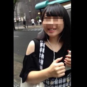 《個人撮影,パンチラ,高画質》愛想よく道案内してくれた恩を仇で返すめくりパンチラ盗撮！綿の縞パンをガッツリ観察できるヤバいやつ