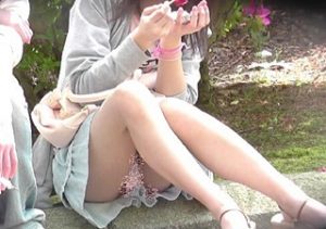 《個人撮影,JC,盗撮》ヤバいやつ･･･彼氏とデート中の中●生の純白パンチラ盗み撮り！座り込む足の間を長時間じっくり観察