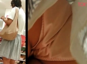 《個人撮影,高画質,人妻》すぐにヤレそうな感じがたまらなくエロい三十路妻を完全顔出しでパンチラ盗撮したヤバいやつ！！