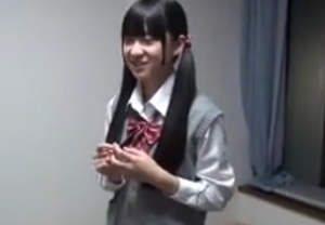 《JC,素人,パイパン》完全にヤバいやつ･･アイドルに憧れる中●生を自宅に呼び出し徐々に脱がせて撮影会するロリコン男のプライベート映像