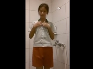 《個人撮影,JC,流出》顔出し ヤバいやつ･･エロイプで騙された中●生が脱衣シーンを送信し膨らみかけちっぱいをネットに流出させられる