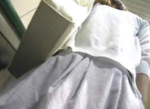 《個人撮影,盗撮,高画質》※本物です※女子大生のプリっとしたお尻の張り付くパンツを鮮明に撮影した激ヤバ犯罪映像