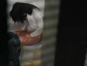 《個人撮影,素人,盗撮》ヤバいやつ･･大学に侵入してJDの入った便所を盗撮する変態男の犯罪流出動画