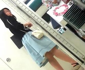 《個人撮影,JC,盗撮》顔出し ヤバいやつ･･父親とショッピング中の中×生のおしっこの匂いがしそうな下着を盗撮