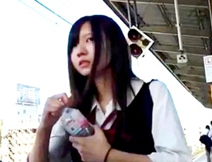 《個人撮影,JK,盗撮》顔出し ヤバいやつ･･ロリコン痴漢男に狙われた幼いJKの綿パンツ。ガチにしか見えない犯罪映像がネット流出