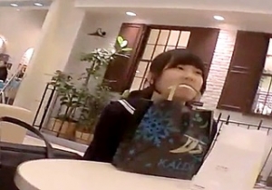 《個人撮影,JC,盗撮》顔出し ガチでヤバいやつ･･中×生に見えそうな素人娘のおしっこの匂いがしそうなロリパンツを逆さ撮り