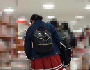 《個人撮影,JC,盗撮》ガチでヤバいやつ･･中×生のおしっこの匂いがしそうなロリパンツを盗撮した動画がネットに流れてしまう