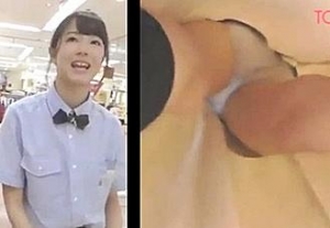 《個人撮影,素人,盗撮》ガチでヤバいやつです。Z○Z○T○WNから脱退したミ○ハウスの店員さんのパンチラを逆さ撮りした危険な映像