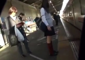 《個人撮影,JK,痴漢》ガチでヤバいやつ。早期削除案件。朝の満員電車内で大人しそうなJKを狙っては痴漢行為を働く男の犯罪の瞬間