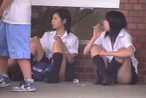 《個人撮影,JK,盗撮》ガチでヤバいやつ。コンビニでたむろするヤンキーJKの無防備すぎるパンチラを盗撮
