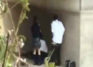 《個人撮影,JK,盗撮》ガチでヤバいやつ。クラスでも有名なビッチJKと順番に青姦を楽しむ男子高校生を隠し撮り