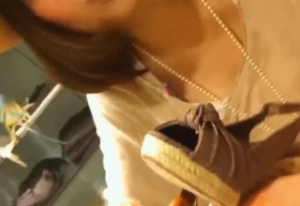 《個人撮影,素人,盗撮》顔出し 完全にヤバいやつ。おしゃれなアパレル店員さんの胸チラを執拗に盗撮する痴漢男