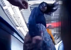 《個人撮影,素人,盗撮》※犯罪注意※痴漢男がパンチラ盗撮バレで女の子に振り払われる様子がヤバすぎる