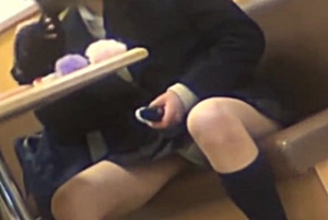 《個人撮影,JK,盗撮》ガチでヤバいやつ。お行儀悪すぎな女子高生が店内でパンチラを盗撮されてしまう！