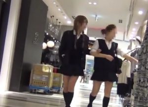 《個人撮影,JK,盗撮》無防備すぎる放課後JKの可愛いサテンパンチラを高画質カメラで逆さ撮りしまくりw
