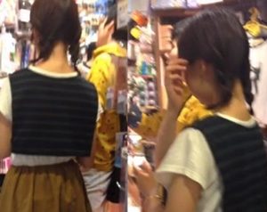 《個人撮影,JC,盗撮》アウロリ中×生のパンチラをめくり撮りで逆さ撮りする伝説の撮り師の激ヤバ盗撮映像