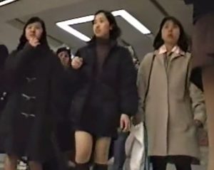 《個人撮影,JK,盗撮》駅構内の人ごみに紛れて制服JKの生足パンチラを逆さ撮りする執念の撮り師ｗｗ