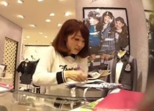 《個人撮影,素人,盗撮》子供服売り場にミニスカートで出勤するエロいショップ店員さんのパンチラ逆さ撮りｗ
