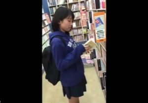 書店で見つけた激カワJCのパンチラを逆さ撮りしまくってネットに投稿する男
