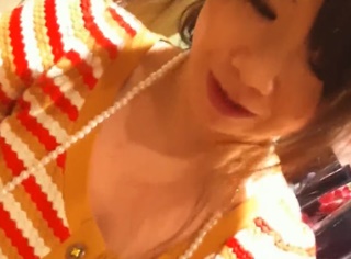 店員盗撮動画 そうだ 接客中に胸チラを撮影しよう ショップ店員の無防備な胸元を接写アングルで観察ｗ 素人 盗撮 パンチラエロ動画無料視聴サイト