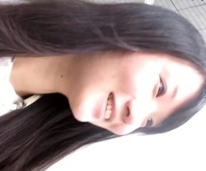 《HD盗撮動画》痴漢男に狙われた美人女子大生が声掛けから痴漢行為を働かれる瞬間！