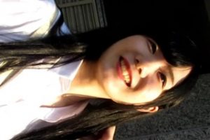 《HD盗撮動画》痴漢男のターゲットになった美人女子大生が容赦のないスカートめくりでパンチラを盗撮されてしまう