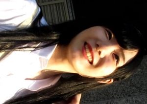 《HD盗撮動画》痴漢男のターゲットになった美人女子大生が容赦のないスカートめくりでパンチラを盗撮されてしまう