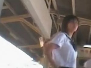 《盗撮動画》伝説の撮り師の名作パンチラ！ギャルJKを付け狙って逆さ撮りを繰り返した例のやつｗ
