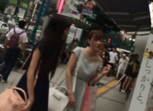 【盗撮動画】街中で見かけたスレンダー美脚ギャルの逆さ撮りパンチラを完全顔出しでご覧くださいｗ