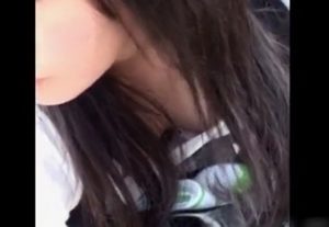 《盗撮動画》乳首まで見えてるやん！美人なロリ妻たちの無防備な胸チラをのぞき込むアングルで観察ｗ