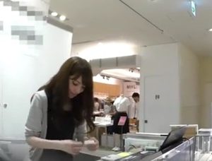 《HD盗撮動画》ハーフ顔美人なショップ店員の極上おパンツを逆さ撮りで見事ゲットしたお宝パンチラ映像