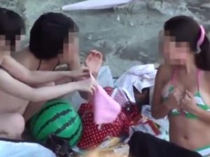 【盗撮動画】野外でこっそりおしっこする水着ギャル達を望遠カメラで隠し撮りしたったｗ