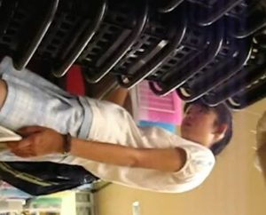 《盗撮動画》JSの綿パンツうめぇ！ロリ専撮り師がもこもこ純白パンチラを逆さ撮りした映像をアップ中ｗ