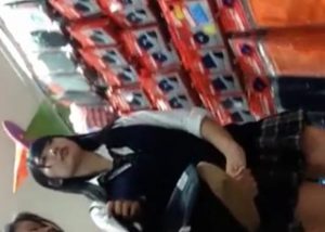 《HD盗撮動画》見ないと損するレベルの美少女JKのパンチラ逆さ撮り映像がネットで見つかってしまう！