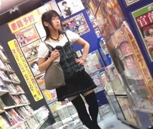 《HD盗撮動画》アニメショップで発見した見るからに陰キャなニーハイ少女の逆さ撮りパンチラｗ