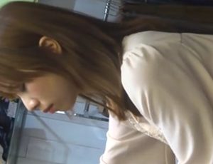 《HD盗撮動画》アパレルショップで発見したハイレベル美人ギャルのパンチラを逆さ撮りした映像を発見ｗ