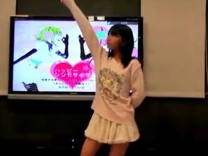 《個人撮影》こんな美少女JCの生パンが見れるとか・・踊ってみたの魅力を最大限に発揮したパンチラ動画が流出！