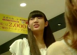 《盗撮動画》これはアイドル超えたな･･超絶美少女なJKの新鮮なパンチラを逆さ撮りでゲットすることに成功ｗ