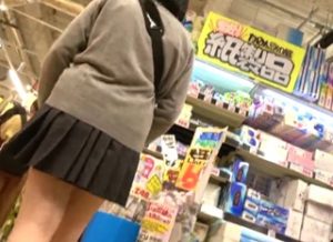 《HD盗撮動画》パンツのフロントまでクッキリ確認可能なド○キで撮影された場所特定不可避なJKパンチラ映像！