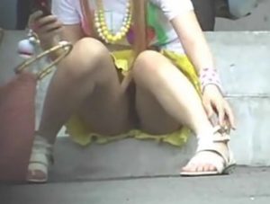 《踏査動画》街中でクッソ可愛い素人ギャルのパンチラを撮影してみたらまさかのノーパン直マンコに悶絶ｗ