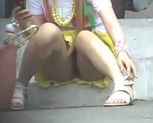《踏査動画》街中でクッソ可愛い素人ギャルのパンチラを撮影してみたらまさかのノーパン直マンコに悶絶ｗ